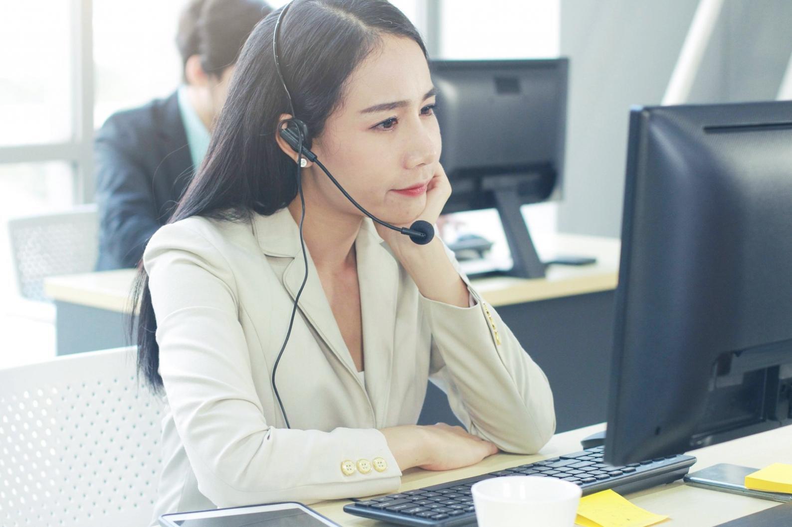 Espace de travail avec ordinateur portable montrant des outils d'analyse de backlinks