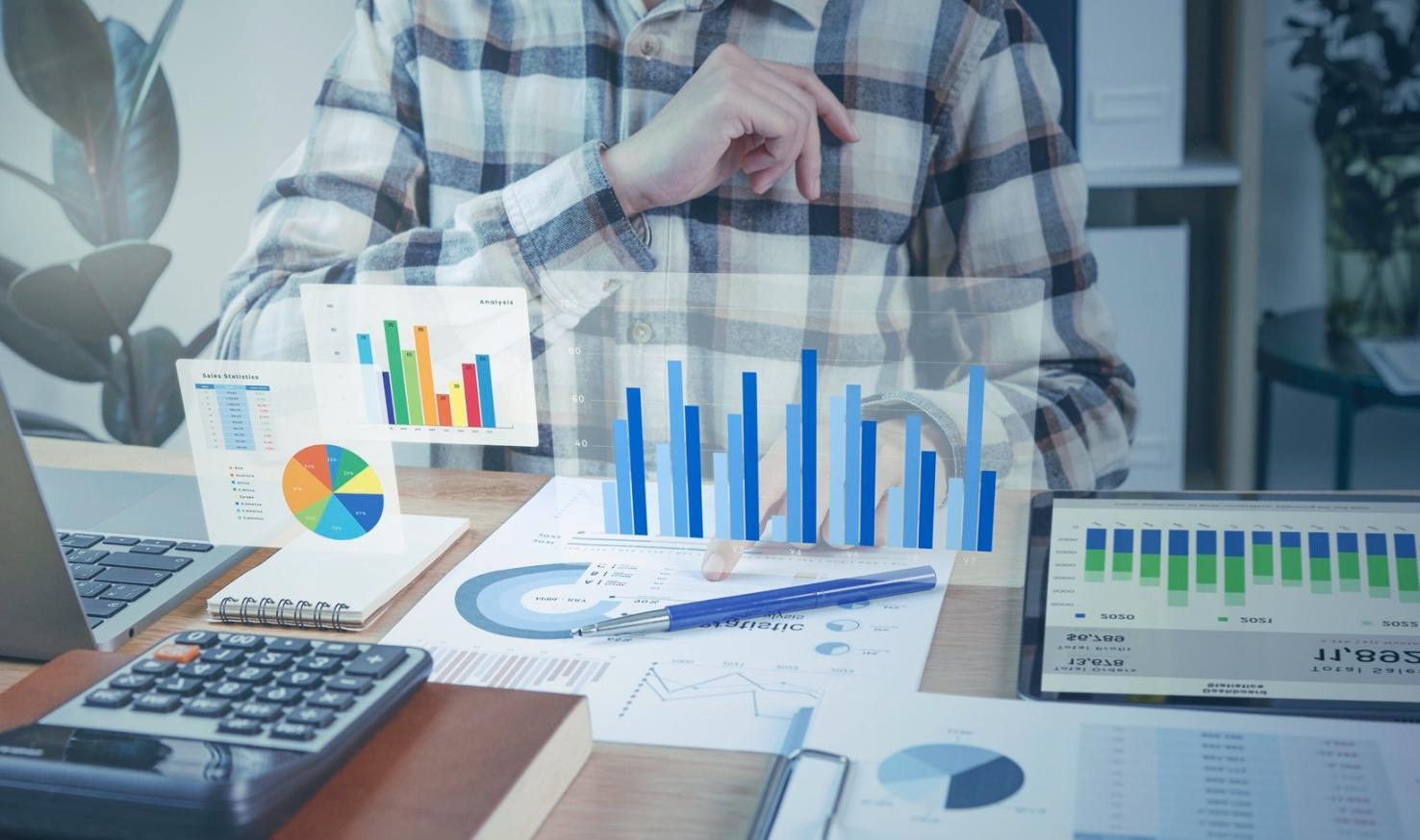 Écran d'ordinateur affichant des données analytiques de référencement et des graphiques de performance