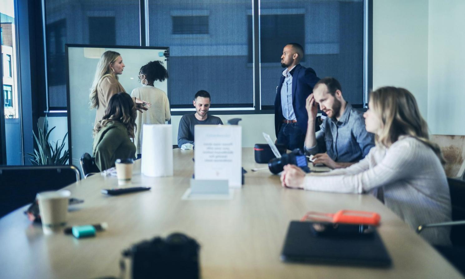 Interface de tableau de bord présentant des métriques de liens entrants et de domaines référents