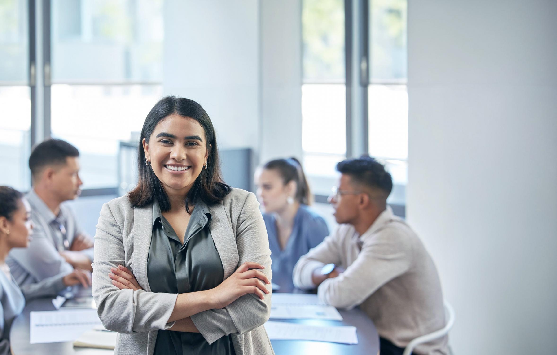 Gros plan sur un clavier et des notes manuscrites concernant les stratégies SEO